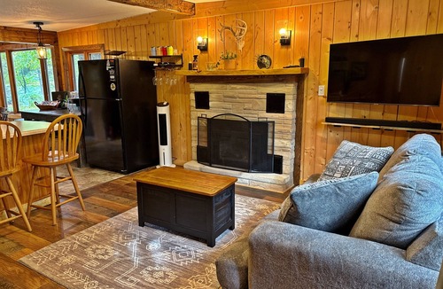 Tomahawk House | Newly Remodeled Riverfront Cabin – Kayaks, Sunset Views & Northwoods Charm