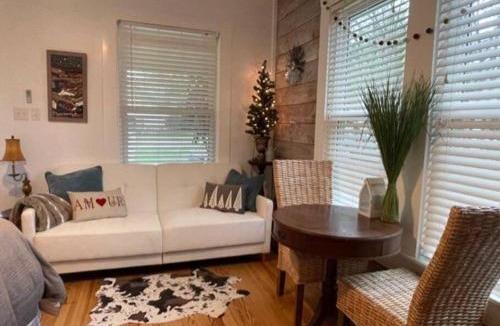 Brenham House | Newly remodeled studio near downtown Brenham