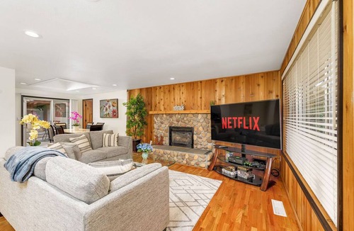 SeaTac House | 🌟Newly Renov✔️LG Mstr BR✔️3 BR ✔️WiFi ✔️✈️ ✔️ Mall ✔️AC ✔️Hot tub🌟