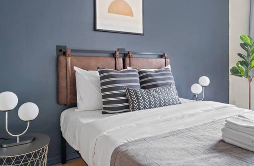 Milton Park Apartment | Newly Renovate Studio-2 Blocks From Place des Arts