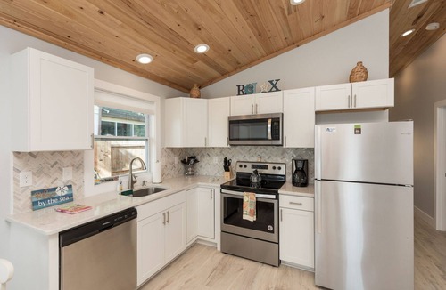 Coquina Gables House | NEWLY RENOVATED DOG FRIENDLY BEACH HOUSE WITH FENCED IN YARD 1 BLOCK TO BEACH