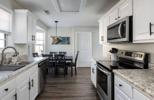 Athens House | Newly Renovated & Luxury Furnished 1 Level House. Close to Everything Athens!