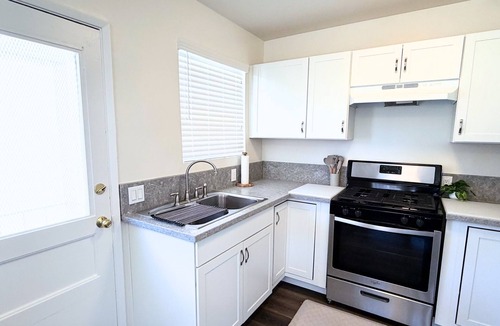 Mid-Wilshire Apartment | Newly Renovated, Quiet 2BR w/Private Garage - Central LA