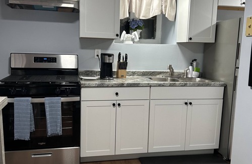 Cincinnati Apartment | Newly Renovated Studio. Private Yard, Quiet neighborhood. 5 min to all major hwy
