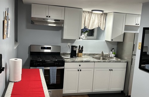 Cincinnati Apartment | Newly Renovated Studio. Private Yard, Quiet neighborhood. 5 min to all major hwy