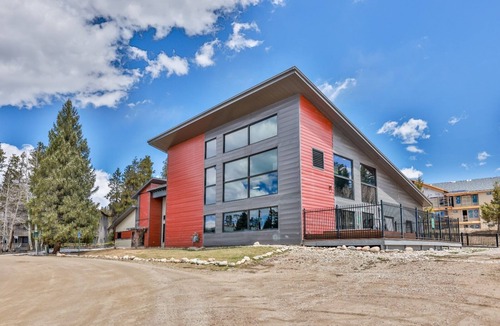 Winter Park Condo | Newly Updated 3B/2B, Walk to Restaurants, 50 Steps to Ski Shuttle.