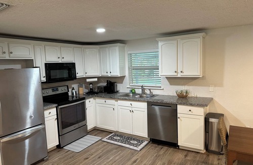 Magnolia Gardens House | Newly Updated 4-bedroom House Close to Jax Airport and Downtown Jacksonville