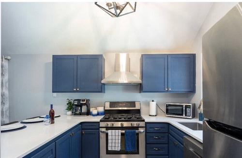 Lakeville House | Newly updated cottage 🏡100 steps away from lake & dock access!! ☀️⛵️