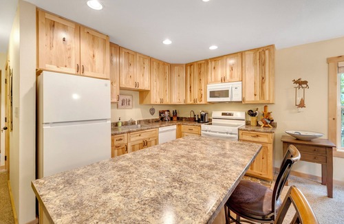 Peak 9 Condo | Newly updated modern 2 bedroom, 3 bath with great location to lifts!
