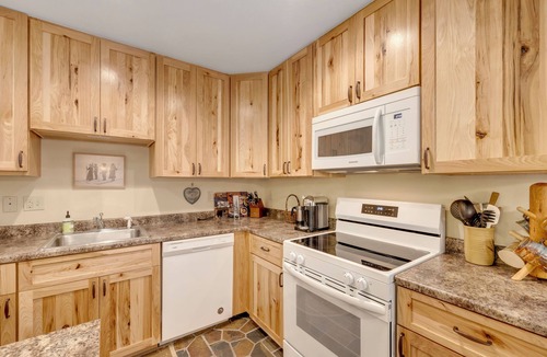 Peak 9 Condo | Newly updated modern 2 bedroom, 3 bath with great location to lifts!