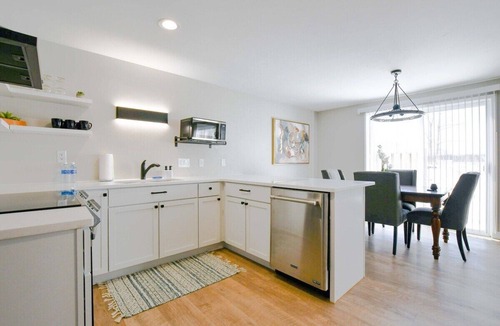 De Pere House | Newly Updated, Spacious Condo