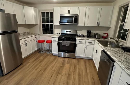 Greenfield House | Newly Updated Specious & Cozy & Modern Retreat