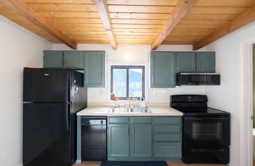Red River House | Newly Updated - Steps from Ski Lifts, Dining, and Shopping