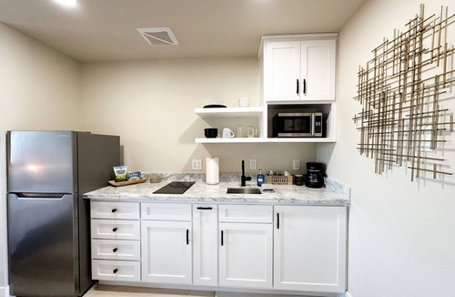 Salida Apartment | Newly updated studio 2 min drive to HWY 99