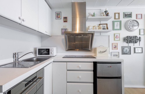 Kapitolyo Apartment | nFrench curated studio- Minutes walk to Capitol Commons,10 mins to Fort BGC.n