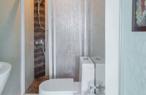 Kapitolyo Apartment | nFrench curated studio- Minutes walk to Capitol Commons,10 mins to Fort BGC.n