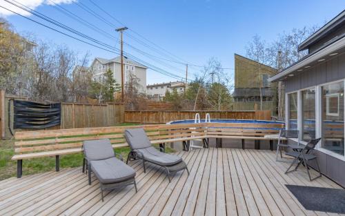Yellowknife House | NHP YK B&B - Large Deck- Hot Tub - Massage chair and seasonal swimming pool- Free parking - Pet friendly