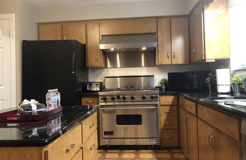 Welland Apartment | Niagara Executive Luxury - HUGE, Warm, Cozy and Clean 3 Bed, 1 Bath SuiteStay(1)