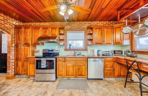 Chippawa House | Niagara Falls Farmhouse Cottage Heated Pool Cozy Loft