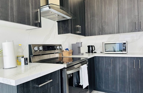 Thorold House | Niagara Falls Getaway Beautiful 4BR Family Home Free WiFi Smart TV Free Parking.