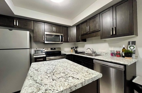 Thorold House | Niagara Getaway 4bdrm, 4bths. 18 min to Falls. 'Isla Paraiso Verde'