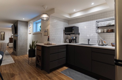 St. Catharines House | Niagara Getaway for up to 4 with Breakfast!
