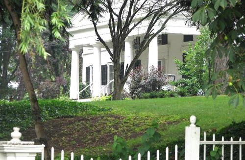 Lewiston House | Niagara Gorge Mansion in Historic Village 5 Minutes from Falls