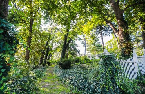 Lewiston House | Niagara Gorge Mansion in Historic Village 5 Minutes from Falls