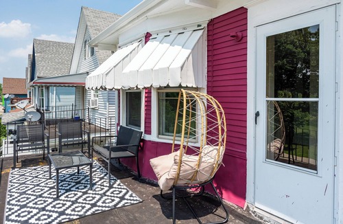 Buffalo House | Niagara RiversideView Balcony GameRoom WiFi Free Parking King bed Crib sleep 9