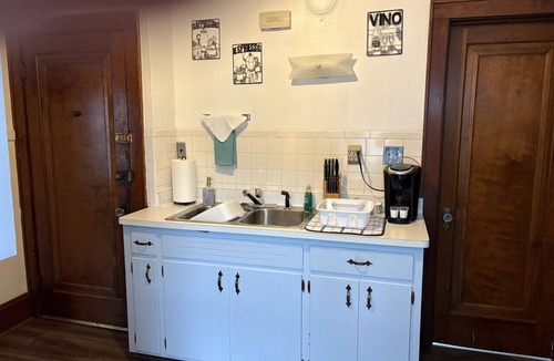 West Allis Apartment | Nice 1 BR Apt, WIFI & Office, Near State Fair and Milwaukee Mile