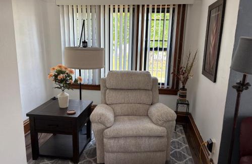 West Allis Apartment | Nice 1 BR Apt, WIFI & Office, Near State Fair