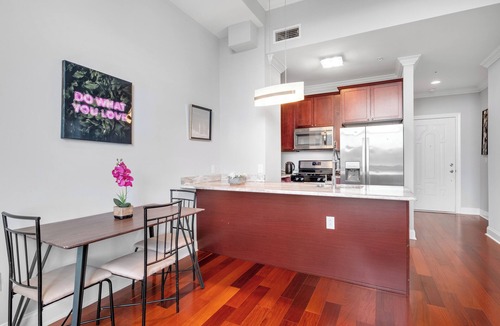 Olde Kensington Apartment | Nice 1BR Luxury Flat - Pool & Gym