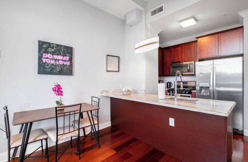 Olde Kensington Apartment | Nice 1BR Luxury Flat - Pool & Gym