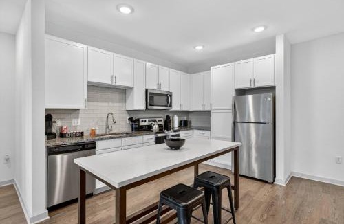 Arlington Apartment | Nice 2 BR Apt|King Bed|Pool |Gym|Clse 2 Beach/Mayo