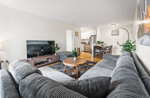 North Brookline Apartment | Nice 2bd/1.5ba Next to BU 7qn5