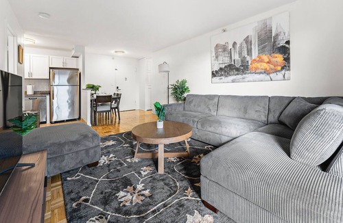 North Brookline Apartment | Nice 2bd/1.5ba Next to BU 7qn5