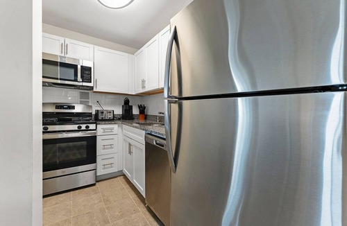 North Brookline Apartment | Nice 2bd/1.5ba Next to BU 7qn5