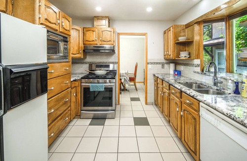 Northwest Calgary House | Nice 3 Bedroom Double Garage Fully Fence Yard Close to Stempede 10 mins to DT