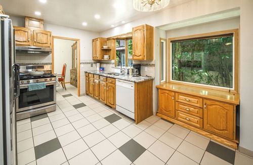 Northwest Calgary House | Nice 3 Bedroom Double Garage Fully Fence Yard Close to Stempede 10 mins to DT