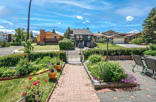 Northwest Calgary House | Nice 3 Bedroom Double Garage Fully Fence Yard Close to Stempede 10 mins to DT