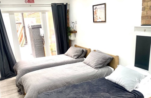 Luton Apartment | Nice And Cosy Large Studio Near to London Luton Airport (Pet Friendly)