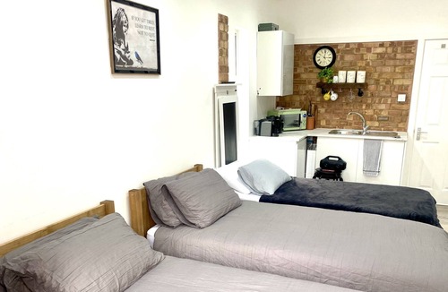 Luton Apartment | Nice And Cosy Large Studio Near to London Luton Airport (Pet Friendly)