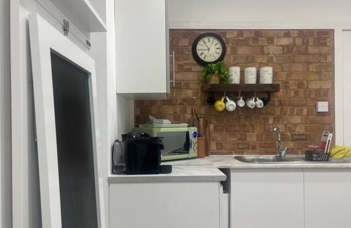 Luton Apartment | Nice and Cosy Large Studio Near Luton Airport