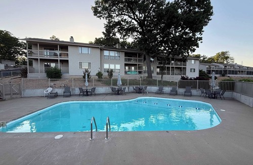Sunrise Beach Condo | Nice and Easy - Lake of the Ozarks Getaway for 6 w/Resort Amenities