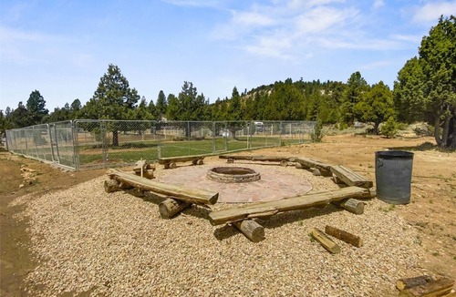 Mammoth Creek House | Nice and Knotty studio cabin perfect location to explore Zion NP & Bryce Canyon