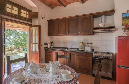 Castelfranco di Sopra Villa | Nice apartment in villa for 4 guests with WIFI, pool, TV and patio