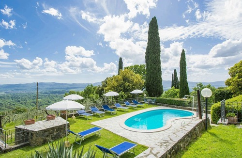 Loro Ciuffenna Villa | Nice apartment in villa for 6 guests with WIFI, pool and terrace