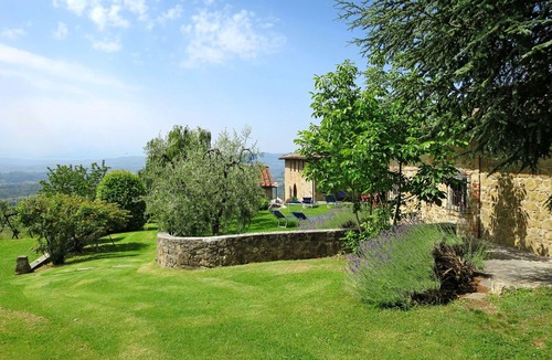 Loro Ciuffenna Villa | Nice apartment in villa for 6 guests with WIFI, pool and terrace