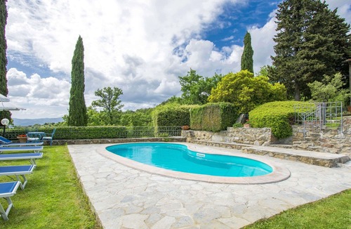 Loro Ciuffenna Villa | Nice apartment in villa for 6 guests with WIFI, pool and terrace