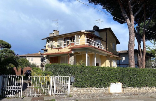 Marina di Castagneto Carducci Apartment | Nice apartment for 6 people with WIFI, A/C, TV, balcony and pets allowed